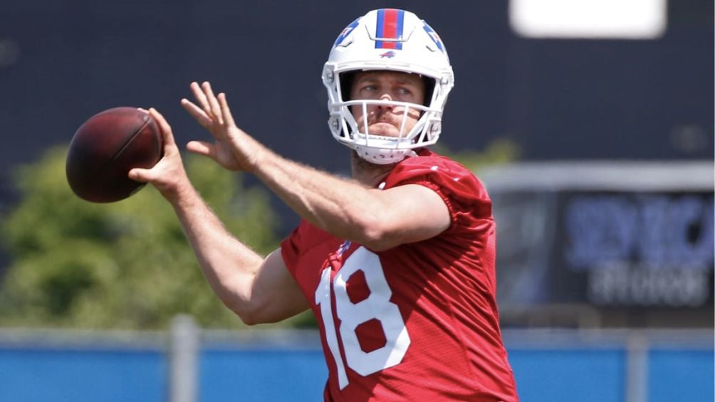 Case Keenum en las practicas con los Bills