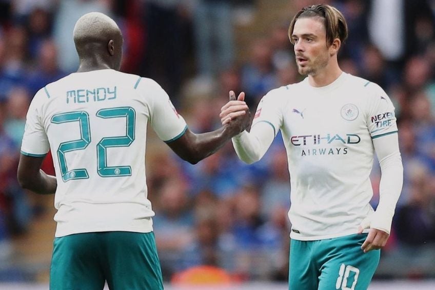 Benjamin Mendy y Jack Grealish durante un partido del Manchester City