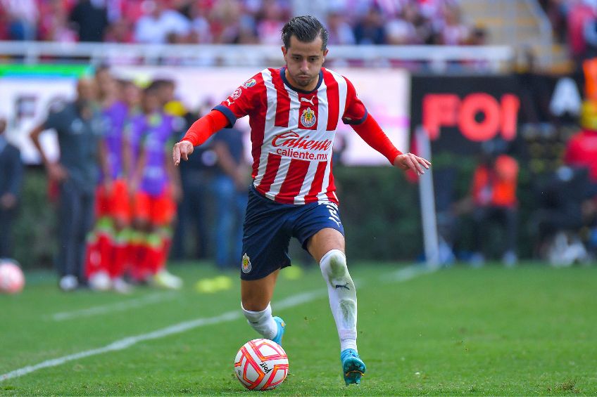 Alan Mozo durante un partido de Chivas 