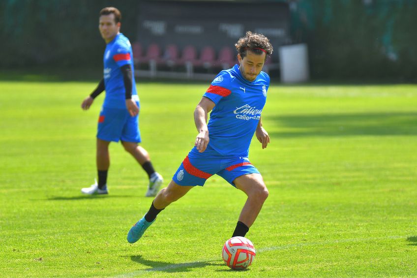 Alan Mozo entrenando con Chivas