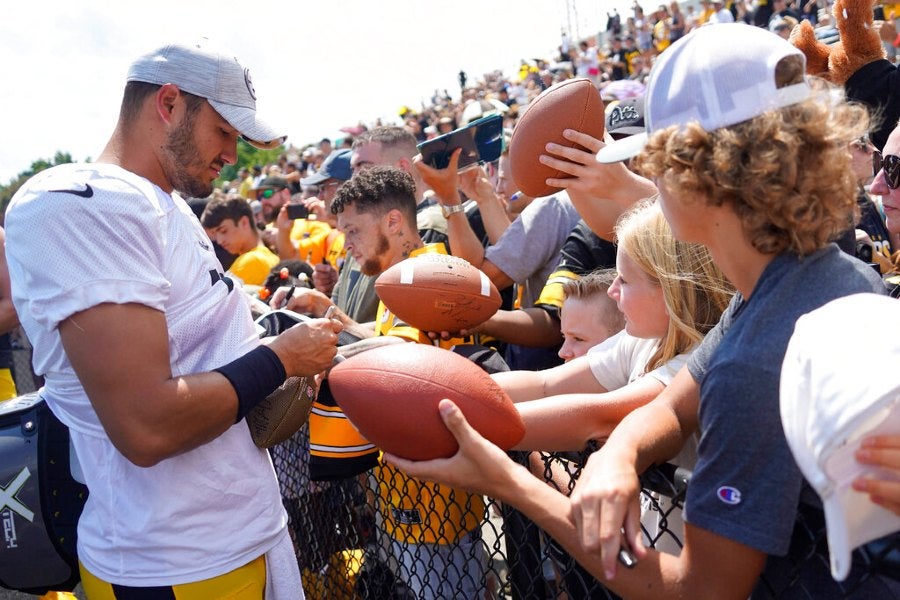 Mitch Trubisky con aficionados de Steelers