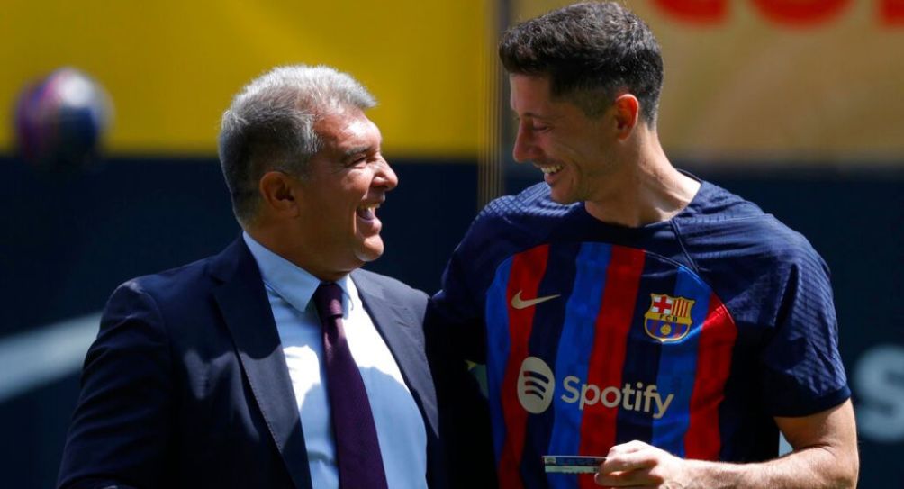 Joan Laporta y Robert Lewandowski en su presentación con el Barcelona