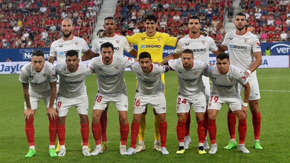 Tecatito fue titular en el debut del Sevilla en la temporada 2022-23