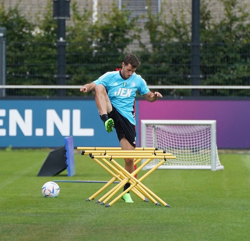 Santiago Giménez en un entrenamiento con el Feyenoord