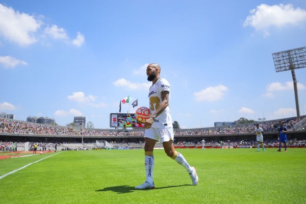 Dani Alves con Pumas