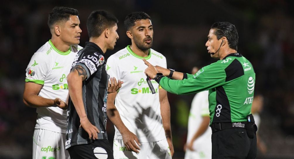 Jugadores de Bravos y Pachuca durante un partido