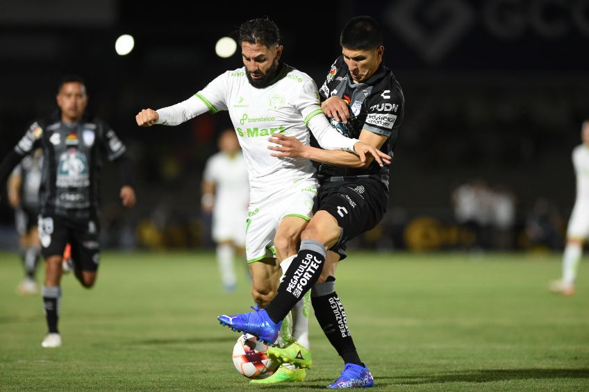 Jugadores de Pachuca y Bravos disputando un balón