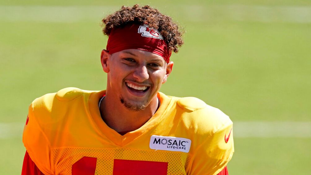 Mahomes y Chiefs reestructuran su contrato; ganara 210,6 millones en cuatro  años, según fuente AP