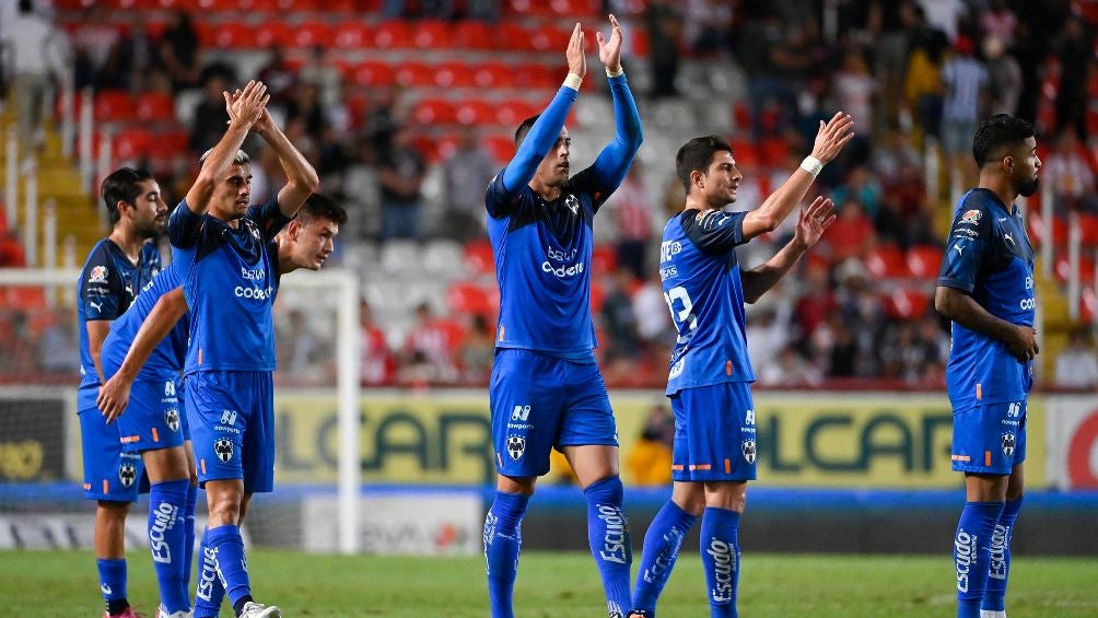 Jugadores de Rayados en festejo de gol