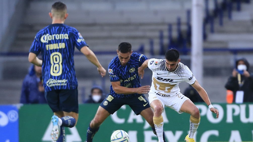 Sebastián Cáceres disputando un balón ante Pumas