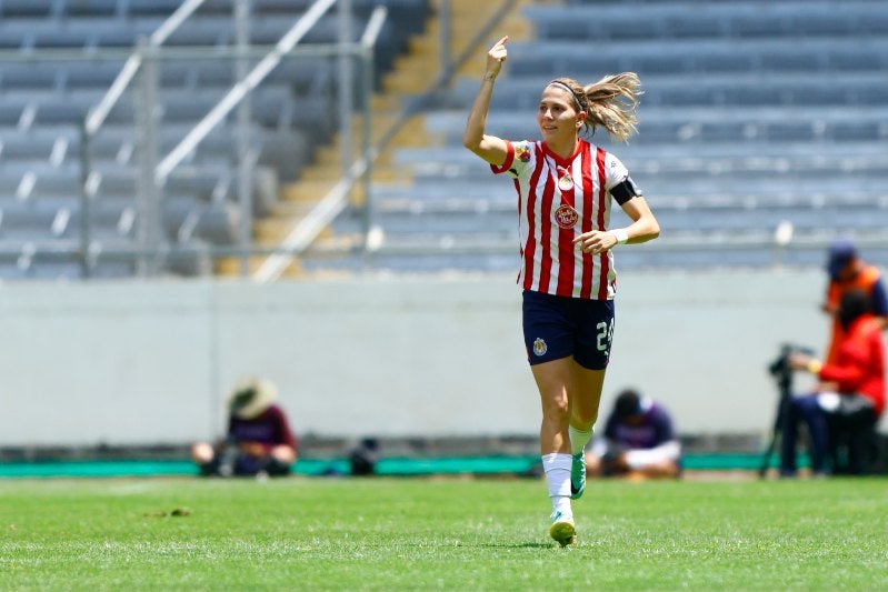 Licha Cervantes en festejo con Chivas Femenil