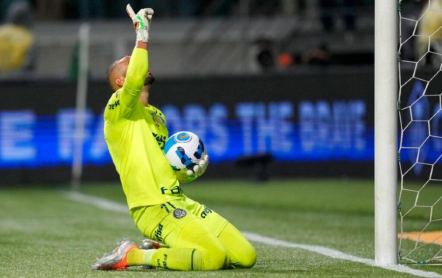 Weverton tras atajar el penalti de Rubens