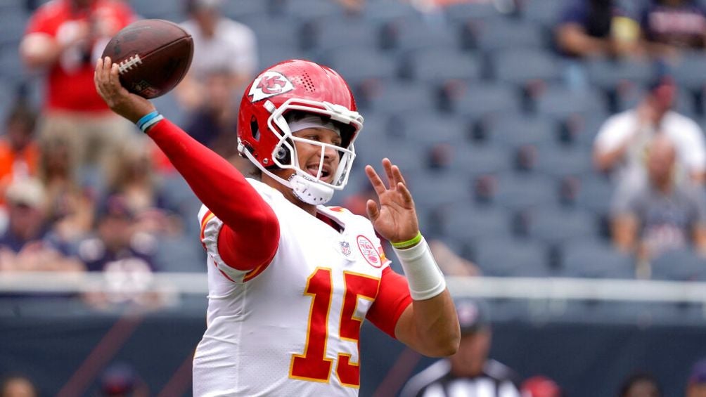 Patrick Mahomes cae en su primer partido de pretemporada