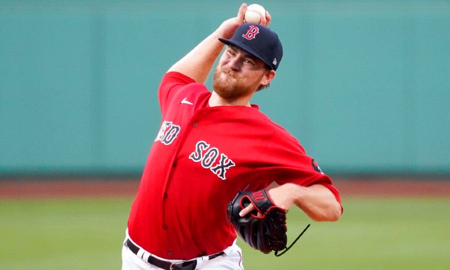 Josh Winckowski lanzando por los Red Sox