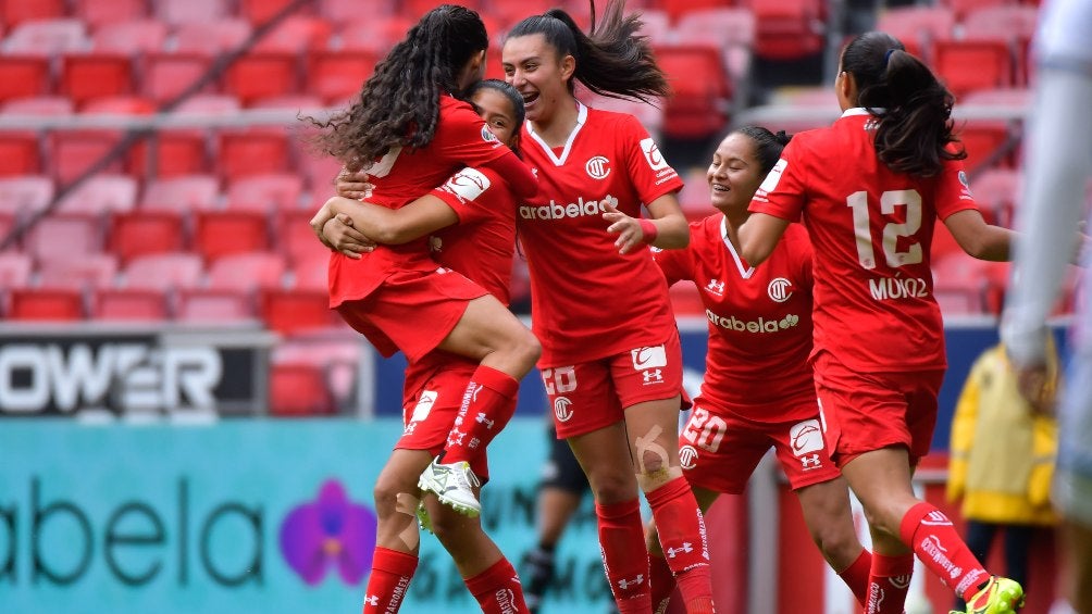 Jugadoras de Toluca en festejo