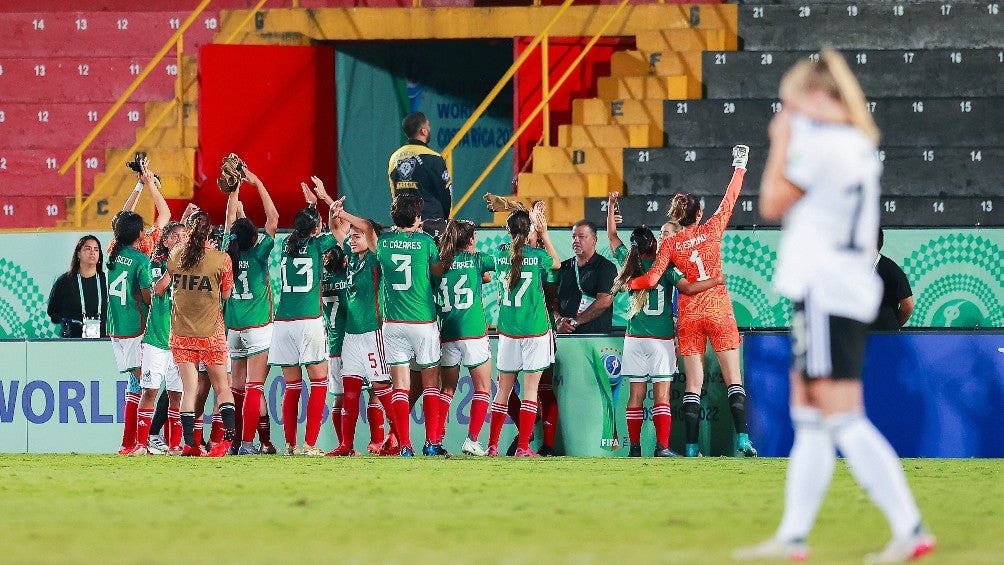 Tri Femenil celebrando la victoria 