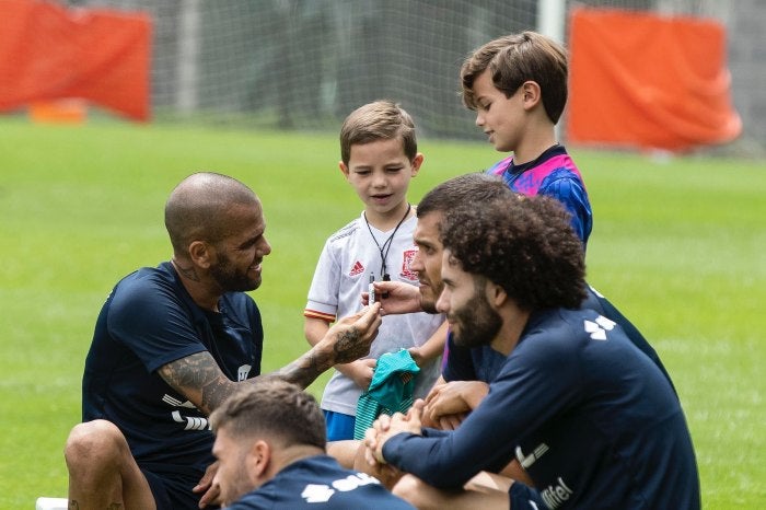 Dani Alves con los hijos de Rafa Puente