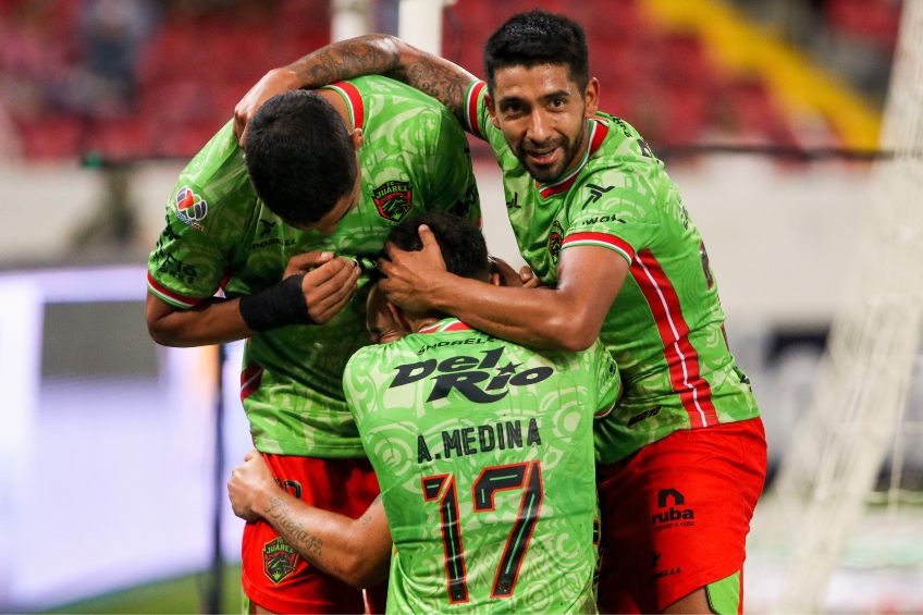 Jugadores de Bravos festejando un gol