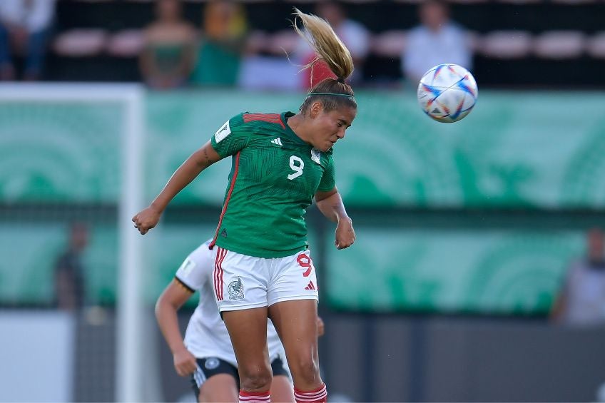 Alexia Villanueva durante un partido de México