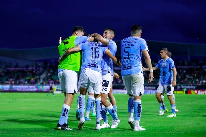 Jugadores de Gallos Blancos festejan el primer tanto del partido