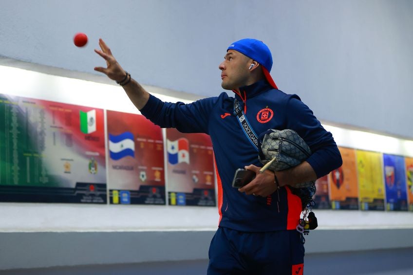 Pablo Aguilar previo a un partido de Cruz Azul