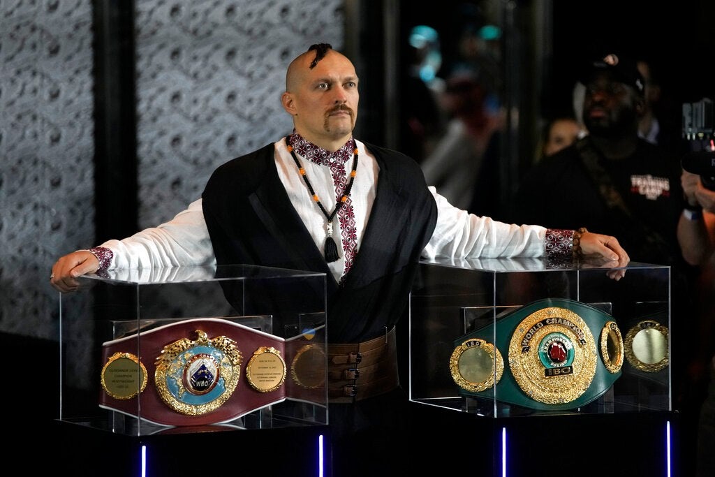 Oleksandr Usyk con los títulos