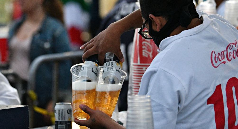 Persona sirviendo una cerveza en un estadio