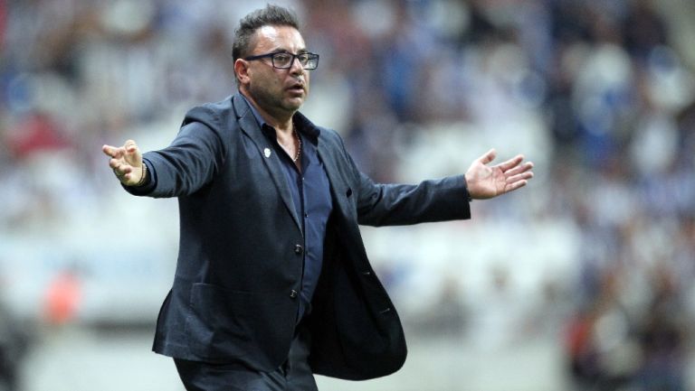 Antonio Mohamed dirigiendo a los Rayados de Monterrey en Liga MX