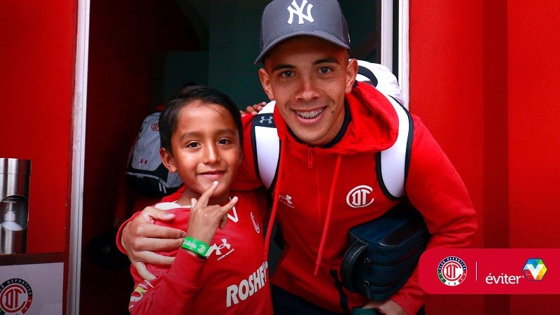 Aficionado conviviendo con jugadores de Toluca