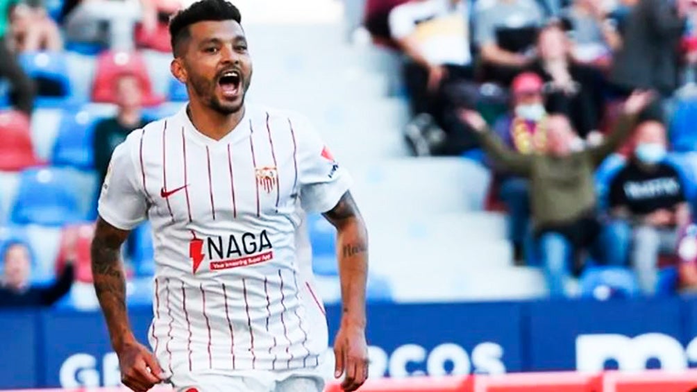 Tecatito Corona en un partido del Sevilla