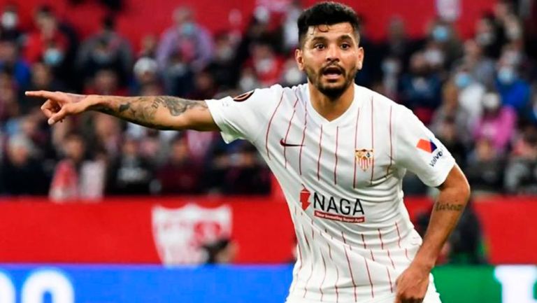 Tecatito Corona jugando partido con el Sevilla en la Europa League