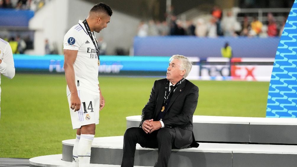 Casemiro y Carlo Ancelotti celebrando la Supercopa