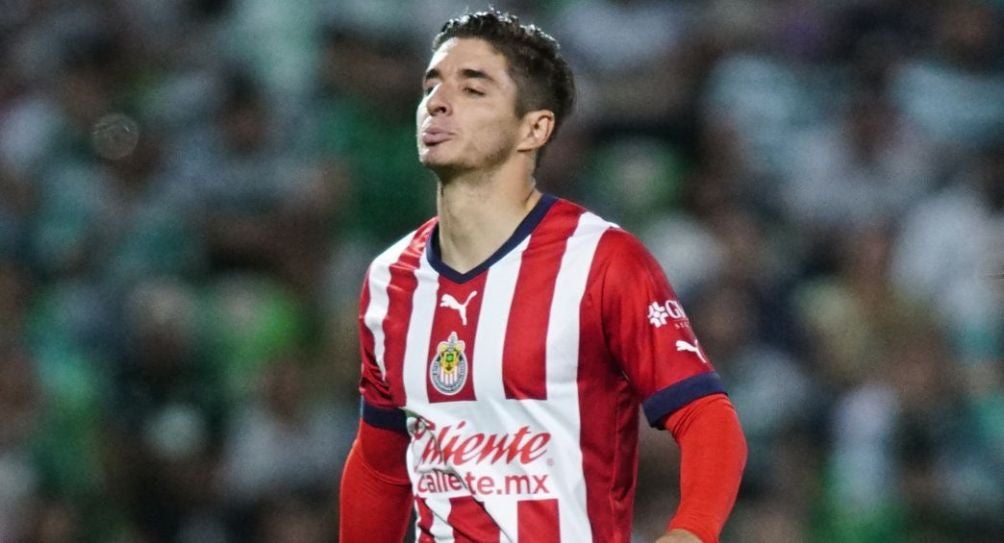 Isaac Brizuela durante un partido de Chivas