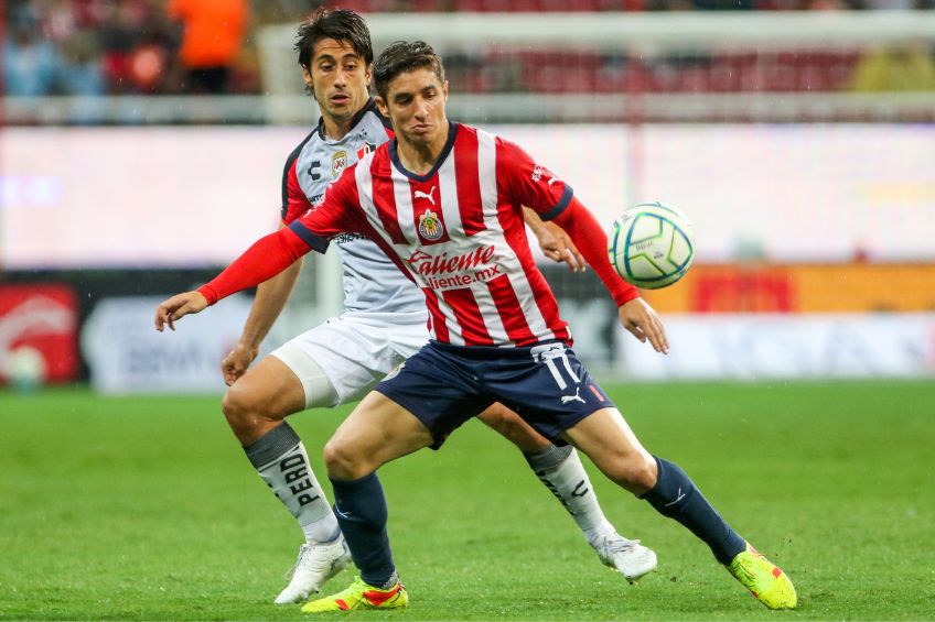 Isaac Brizuela durante un partido de Chivas