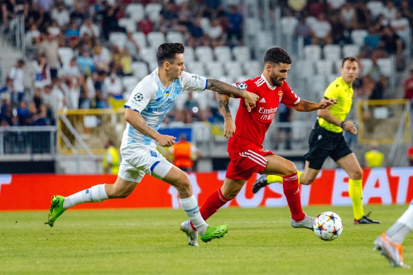 Jugador del Dinamo de Kiev y del Benfica disputando un balón