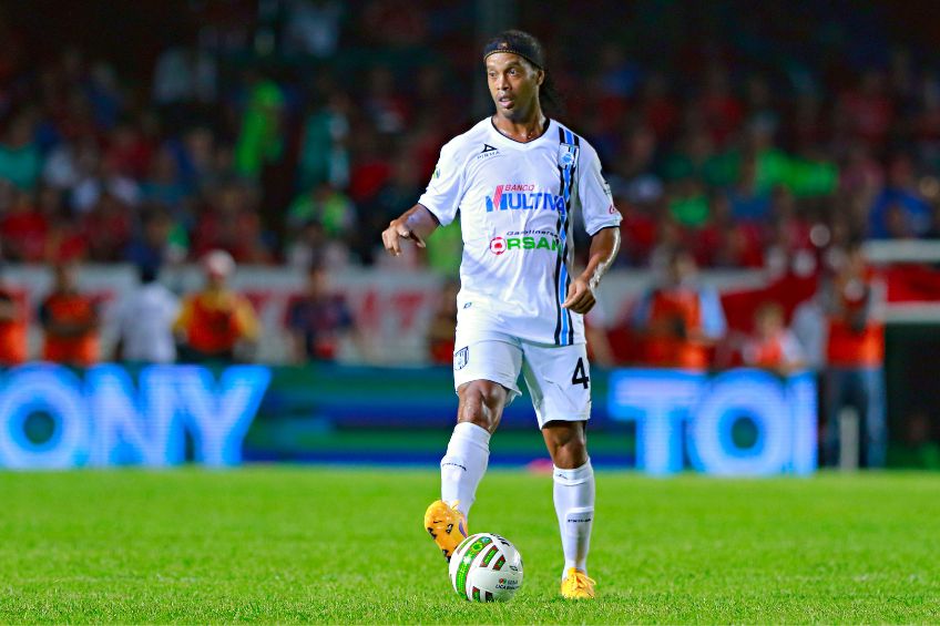 Ronaldinho durante un partido de Querétaro