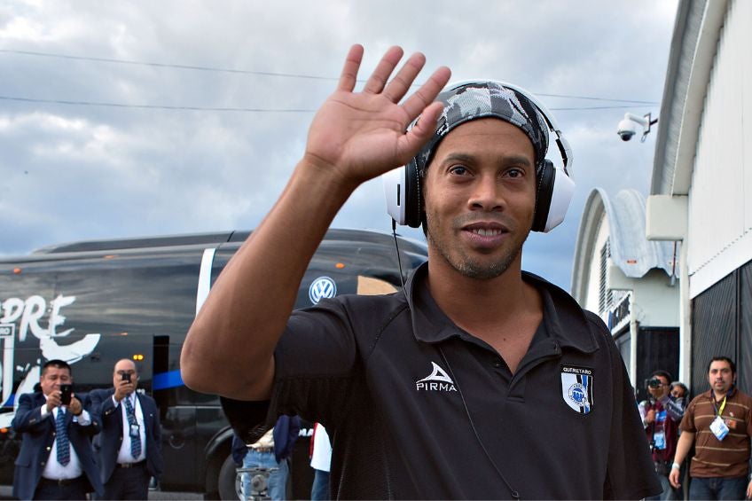 Ronaldinho previo a un partido de Querétaro