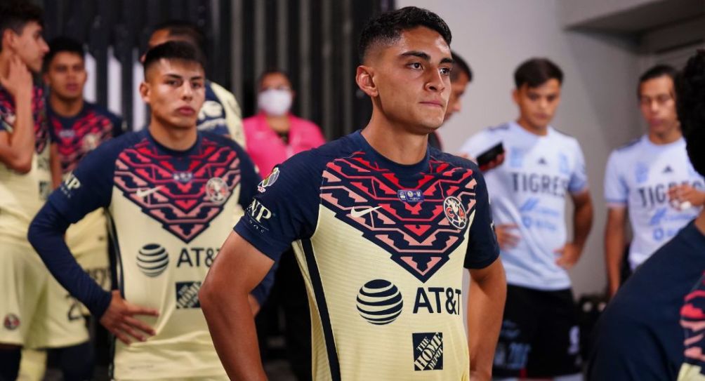 Santiago Naveda previo a un partido del América