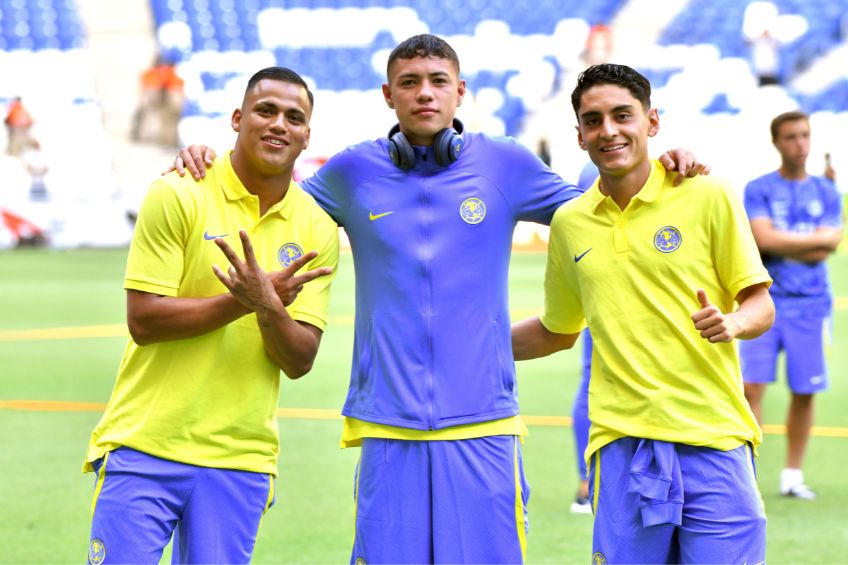 Naveda, Martínez y Lara previo a un partido del América