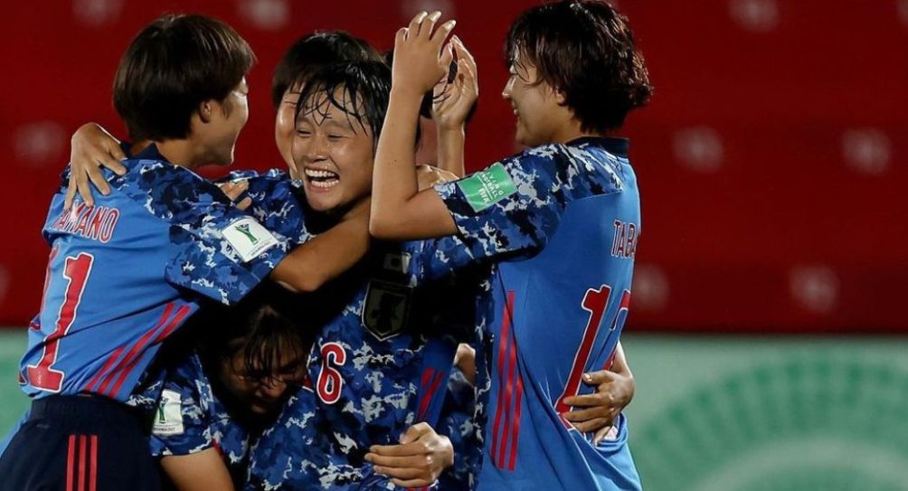 Jugadoras de Japón festejando un gol