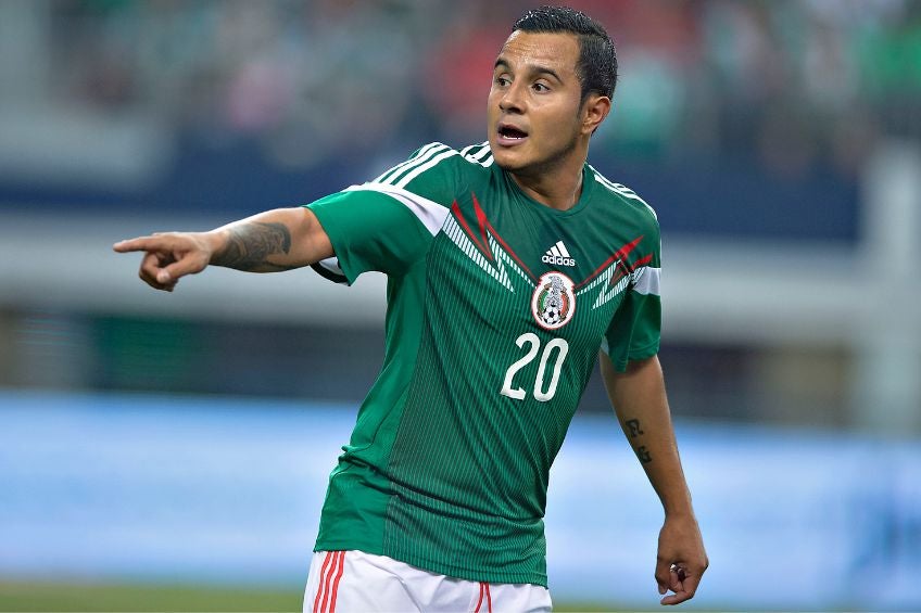 Luis Montes durante un partido de México