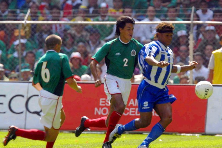 Claudio Suárez durante un partido de México