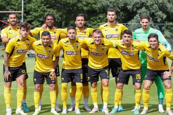 Pineda y el equipo AEK de Atenas