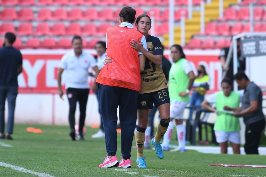 Lucía Rodríguez y Karina Báez durante un partido de Pumas Femenil