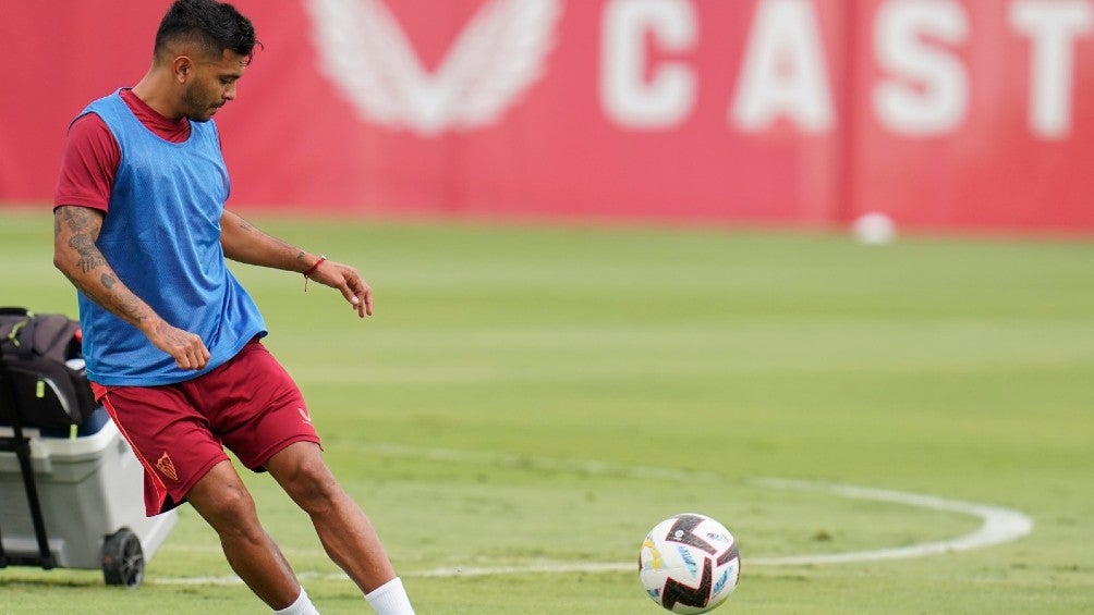 Tecatito en entrenamiento con Sevilla