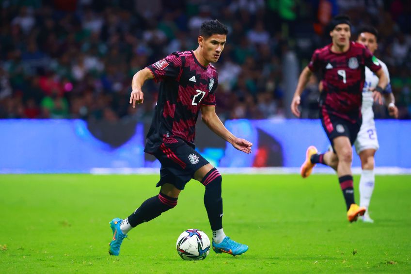 Uriel Antuna durante un partido de México