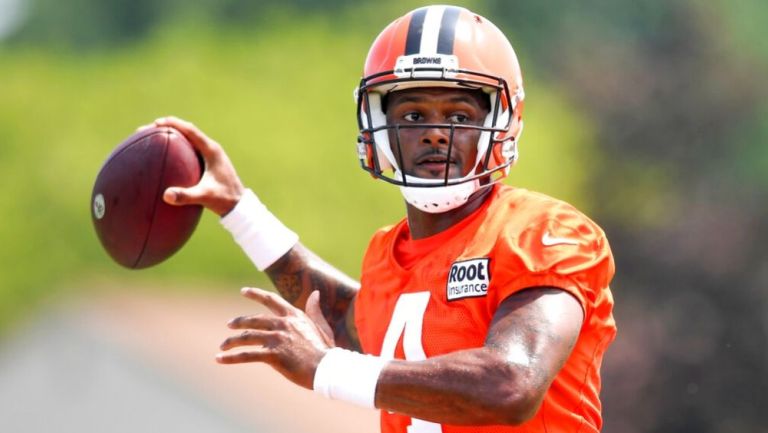 Deshaun Watson se prepara para lanzar el ovoide