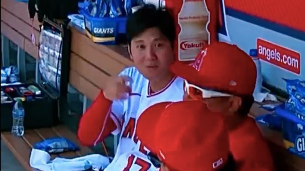 Ohtani en el dugout de Los Angels