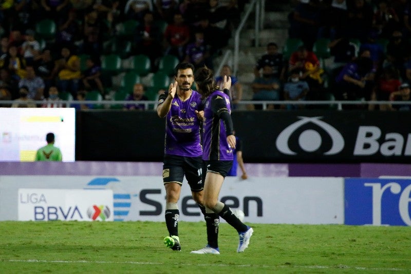 Alanís en festejo de gol