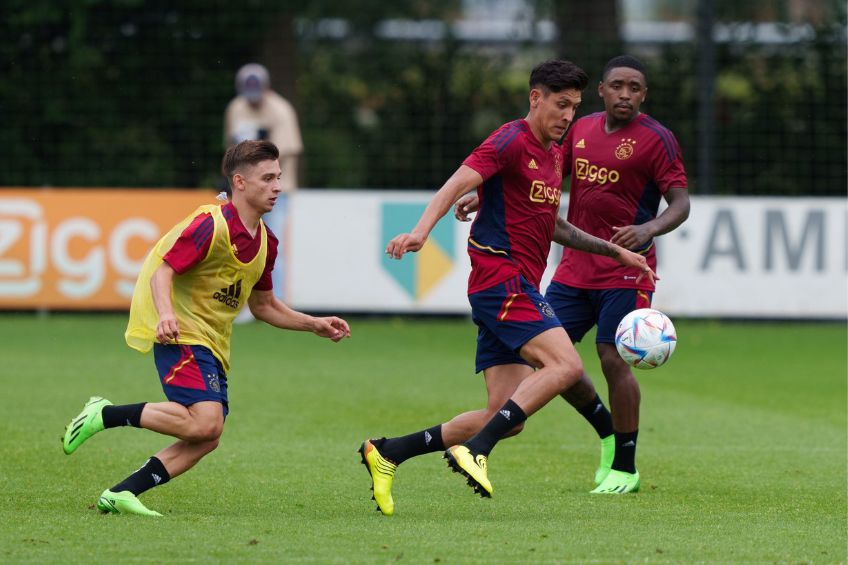 Edson Álvarez entrenando con el Ajax